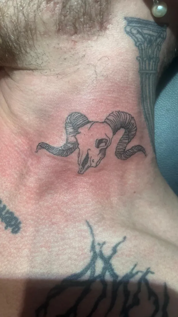 Tatouage Crâne de bélier — nuque, par Athéna Gatineau (GTN.INK)