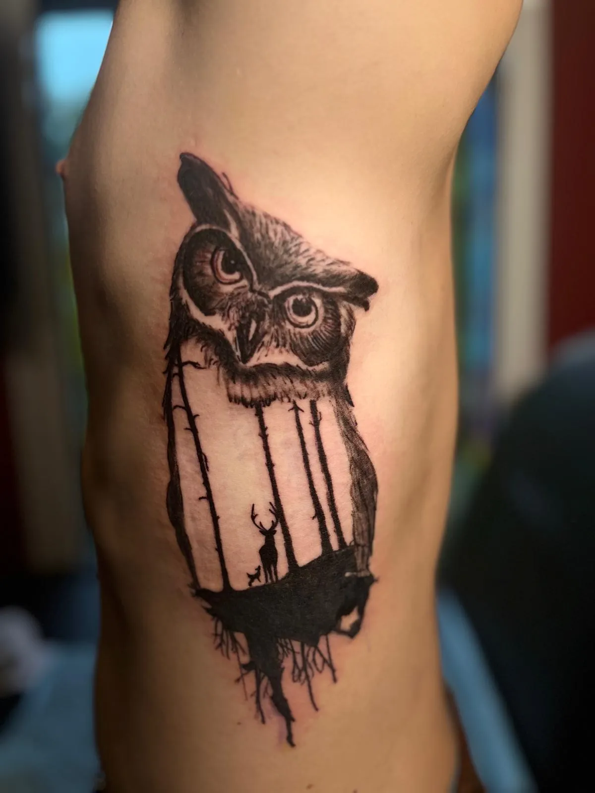 Tatouage d'un hibou à double image révélant un cerf, par Athéna Gatineau