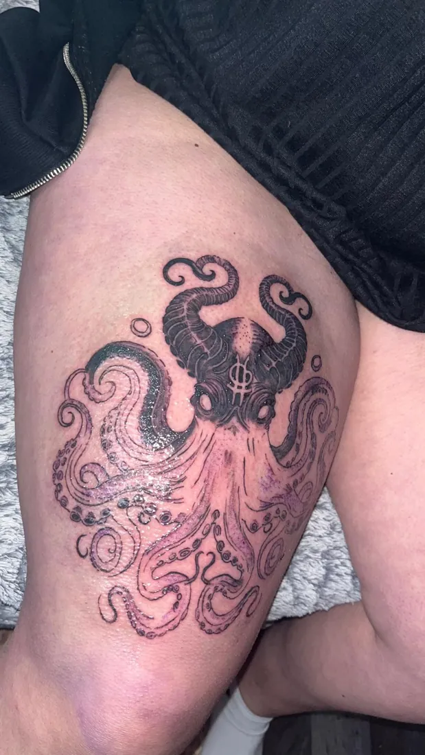 Tatouage Pieuvre cornue — cuisse, par Athéna Gatineau (GTN.INK)